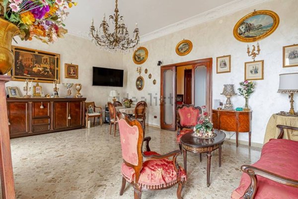 appartamento in vendita a Napoli in zona Chiaia