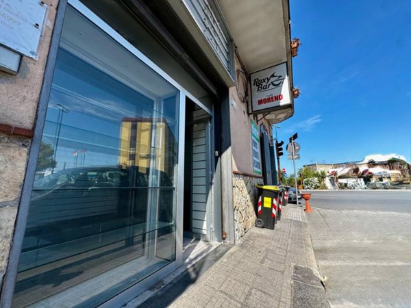 negozio in vendita a Napoli in zona Bagnoli