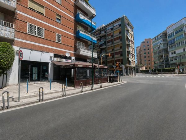 negozio in vendita a Napoli in zona Vomero