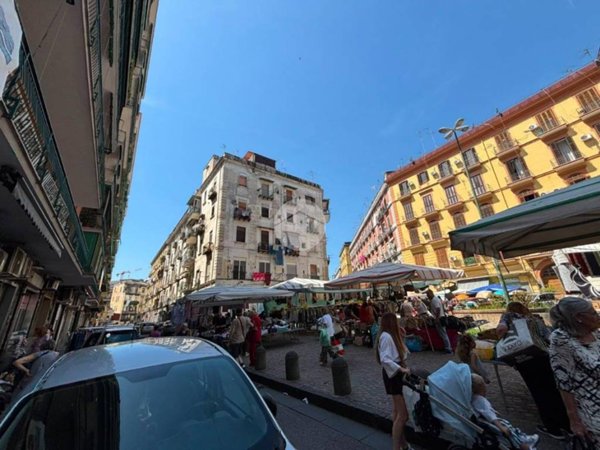negozio in vendita a Napoli in zona San Carlo all'Arena