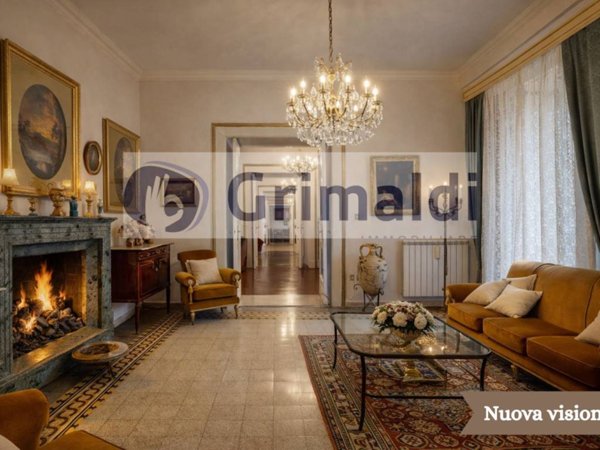 appartamento in vendita a Napoli in zona Chiaia