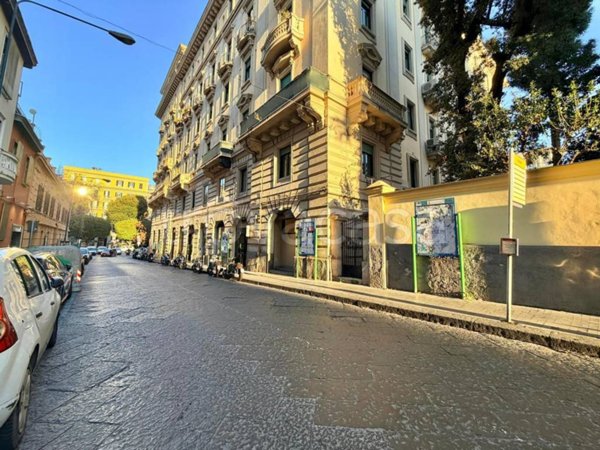 negozio in vendita a Napoli in zona Chiaia