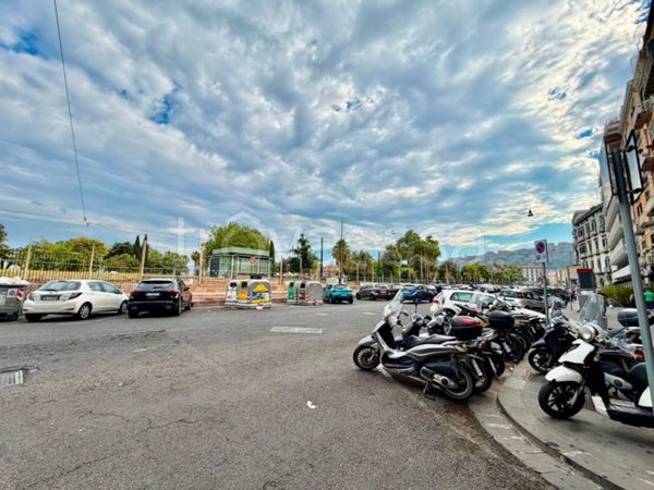 appartamento in vendita a Napoli in zona Chiaia