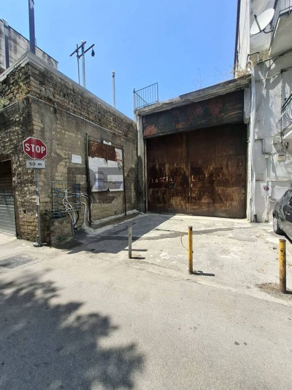 capannone in vendita a Napoli in zona Barra