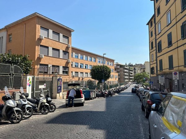 appartamento in vendita a Napoli in zona Chiaia