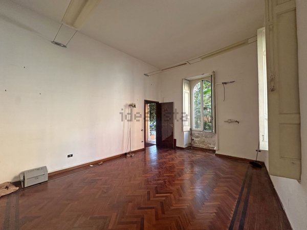 appartamento in vendita a Napoli in zona Chiaia