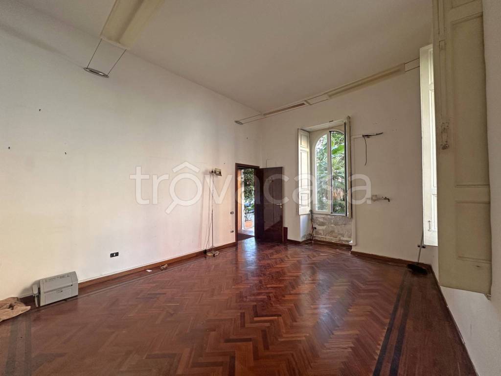 appartamento in vendita a Napoli in zona Chiaia
