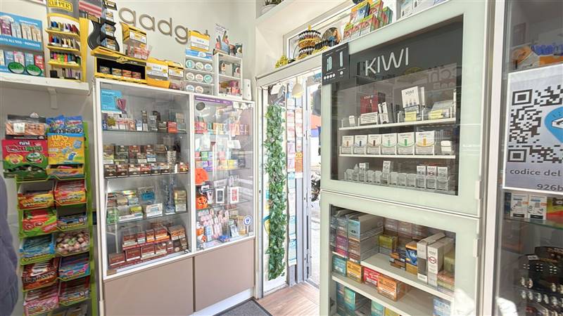 negozio in vendita a Napoli in zona Capodimonte / Colli Aminei