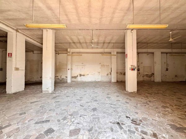 locale commerciale in vendita a Napoli