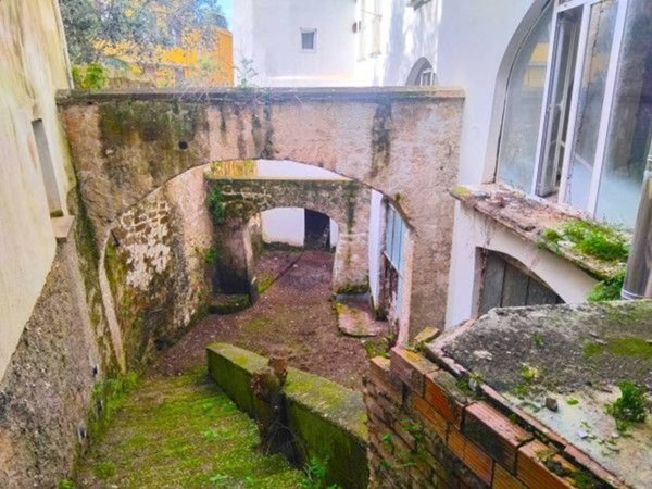 appartamento in vendita a Napoli in zona Chiaia