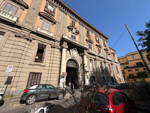 negozio in vendita a Napoli in zona Chiaia