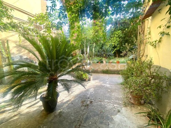 appartamento in vendita a Napoli in zona Chiaia