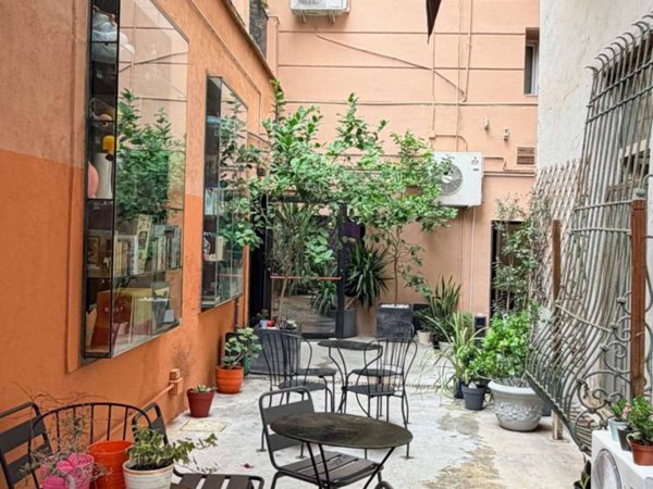 negozio in vendita a Napoli in zona Chiaia