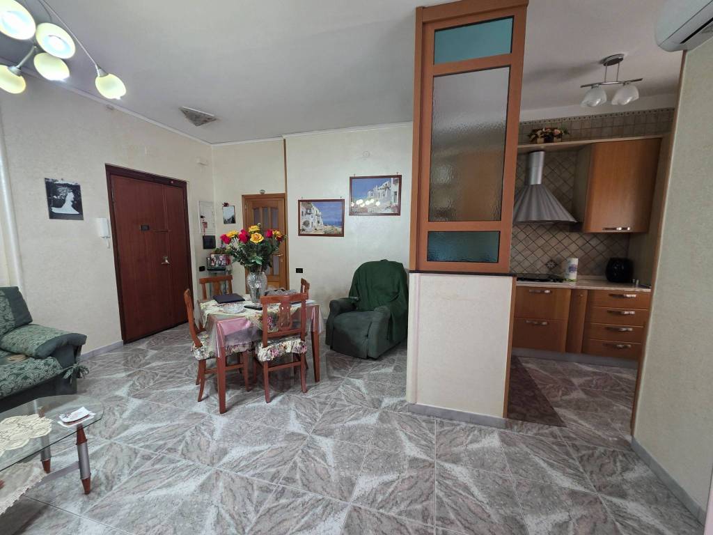 appartamento in vendita a Napoli in zona San Carlo all'Arena