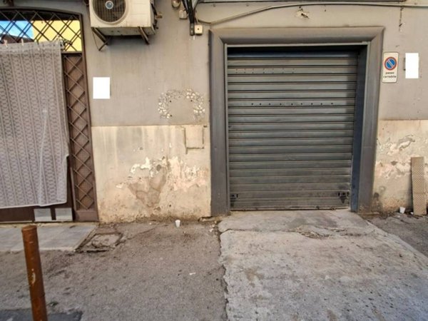 negozio in vendita a Napoli in zona San Carlo all'Arena