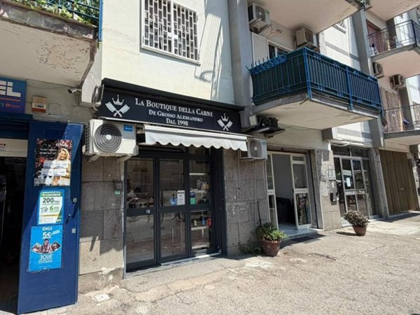 negozio in vendita a Napoli in zona Fuorigrotta
