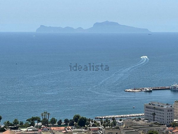 appartamento in vendita a Napoli in zona Chiaia