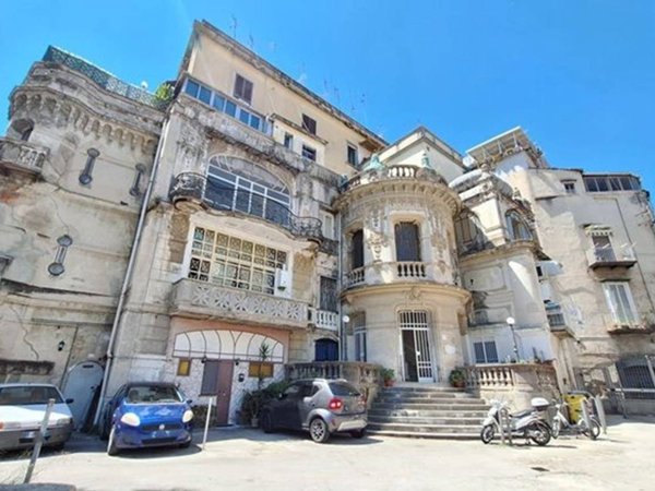appartamento in vendita a Napoli in zona San Carlo all'Arena