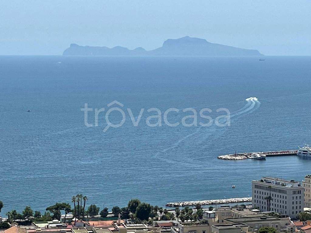 appartamento in vendita a Napoli in zona Chiaia