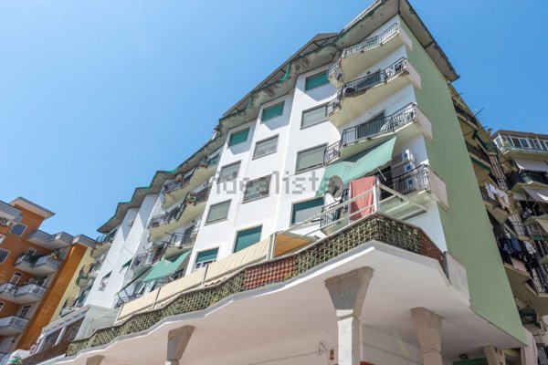 appartamento in vendita a Napoli in zona San Carlo all'Arena