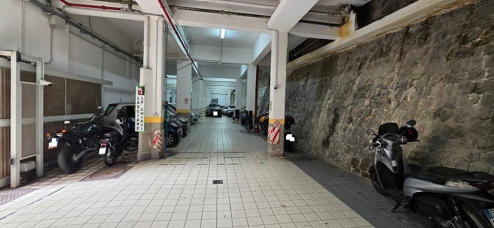 negozio in vendita a Napoli in zona Chiaia
