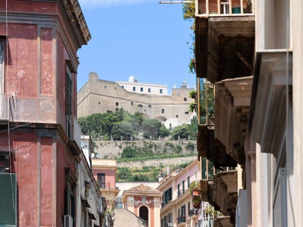 appartamento in vendita a Napoli in zona Chiaia