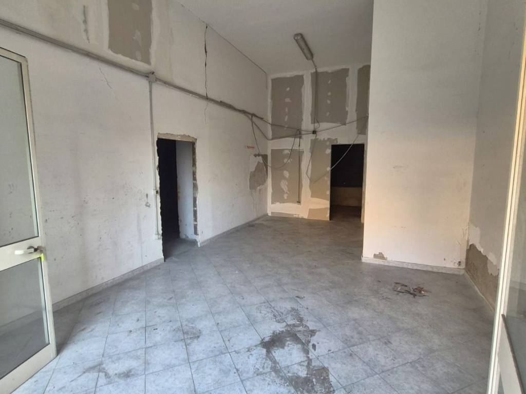 locale commerciale in vendita a Napoli in zona Fuorigrotta