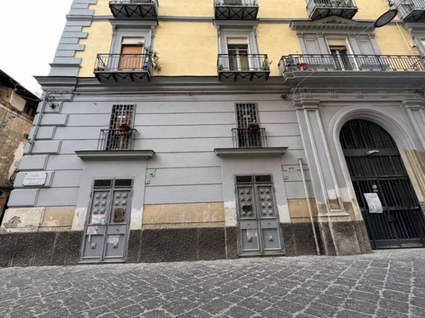 negozio in vendita a Napoli in zona Stella