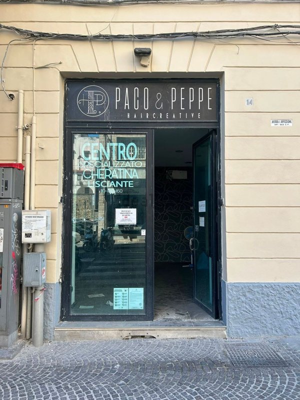 locale commerciale in vendita a Napoli in zona Chiaia