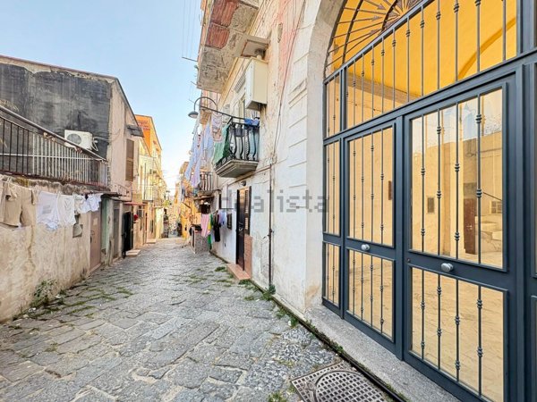 appartamento in vendita a Napoli in zona Stella