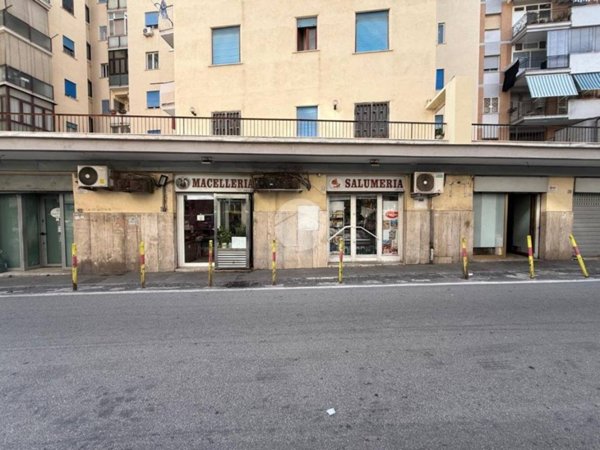 negozio in vendita a Napoli in zona Fuorigrotta
