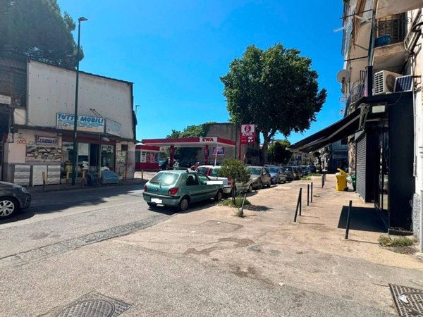 negozio in vendita a Napoli in zona Capodichino