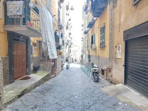 locale commerciale in vendita a Napoli in zona Avvocata