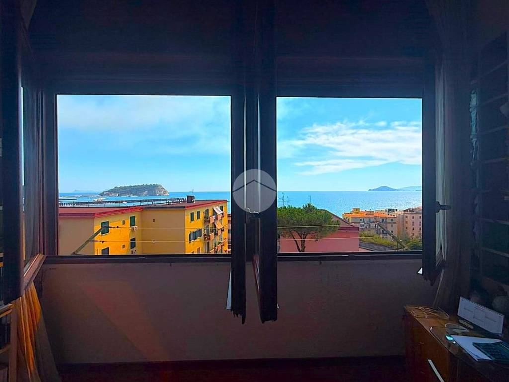 appartamento in vendita a Napoli in zona Bagnoli