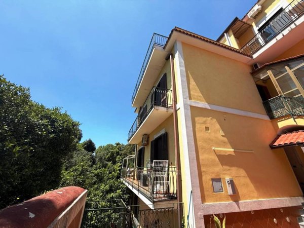 casa indipendente in vendita a Napoli in zona Posillipo