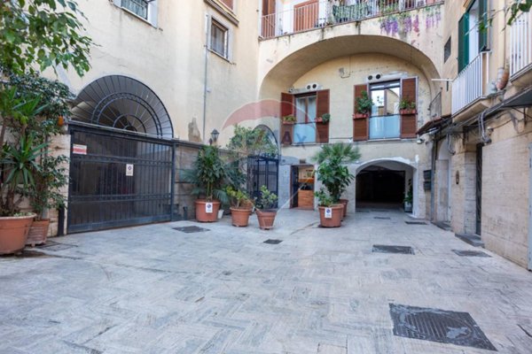 appartamento in vendita a Napoli in zona Chiaia