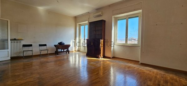 appartamento in vendita a Napoli in zona Chiaia