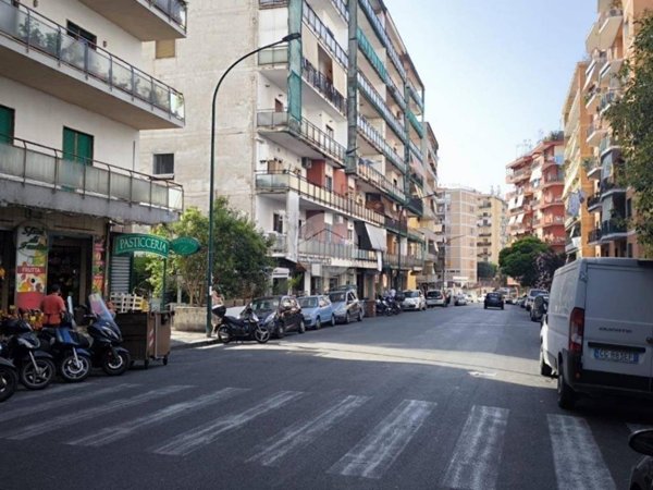 negozio in vendita a Napoli in zona Arenella