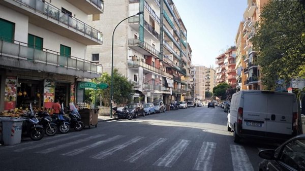 locale commerciale in vendita a Napoli in zona Arenella