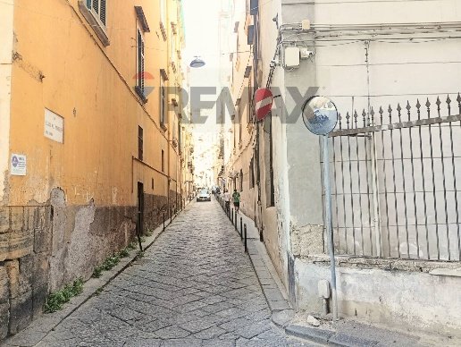 appartamento in vendita a Napoli in zona Chiaia