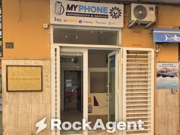negozio in vendita a Napoli in zona Vomero