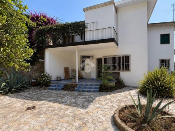 casa indipendente in vendita a Napoli in zona Posillipo