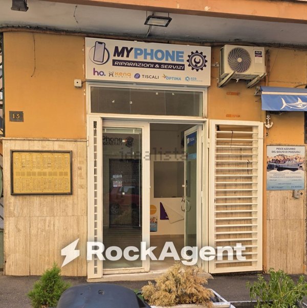 locale commerciale in vendita a Napoli in zona Vomero