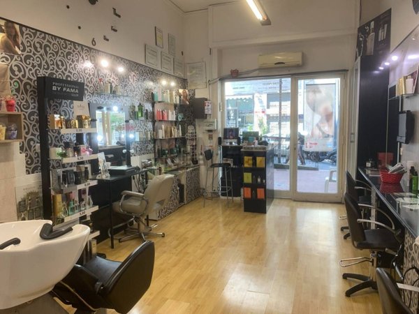 locale commerciale in vendita a Napoli in zona Vomero
