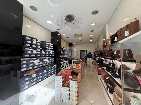 negozio in vendita a Napoli in zona Fuorigrotta