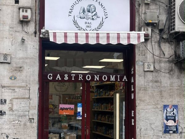 negozio in vendita a Napoli in zona Arenella