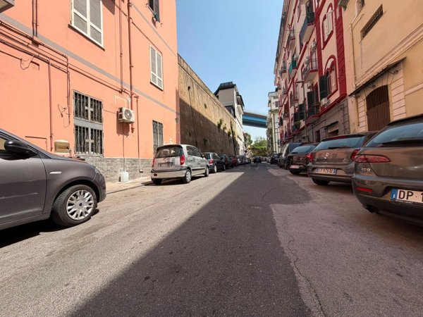 appartamento in vendita a Napoli in zona San Carlo all'Arena