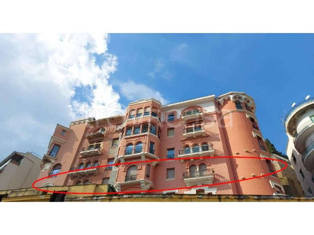 appartamento in vendita a Napoli in zona Chiaia