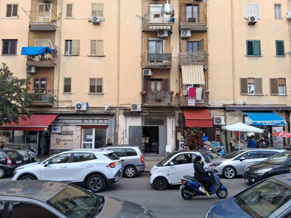 locale commerciale in vendita a Napoli in zona Soccavo