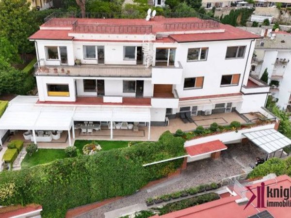 casa indipendente in vendita a Napoli in zona Vomero